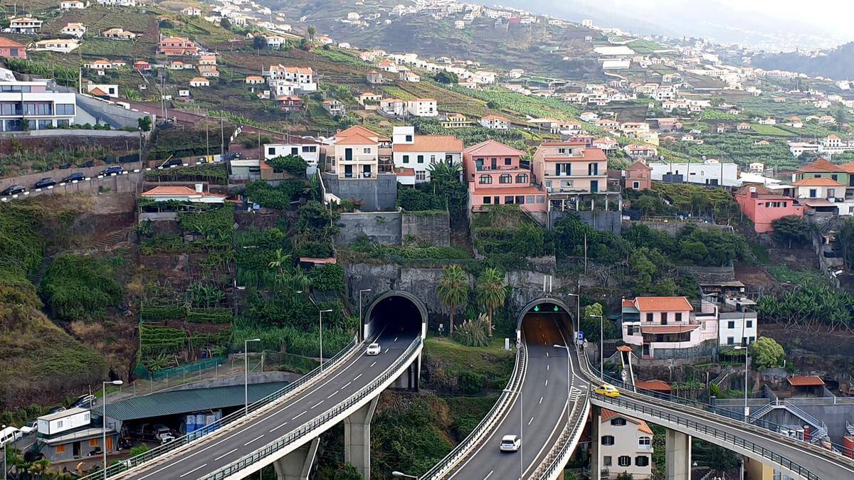 La voie rapide VR1 traverse les tunnels routiers de Madère