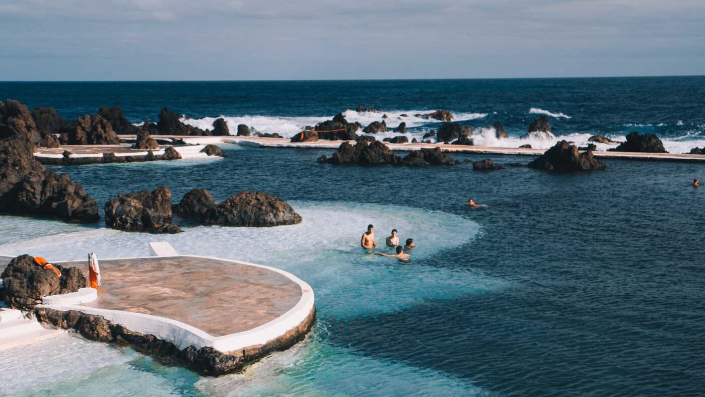 Piscines naturelles de Porto Moniz sur la côte volcanique de Madère