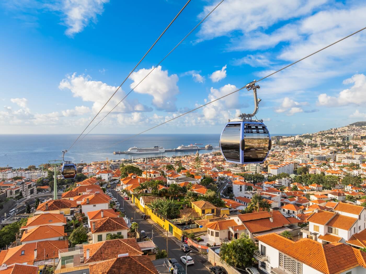 Téléphérique entre Funchal et Monte au-dessus des pentes de Madère