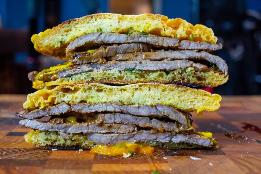 Espetada servie avec du bolo do caco à Madère