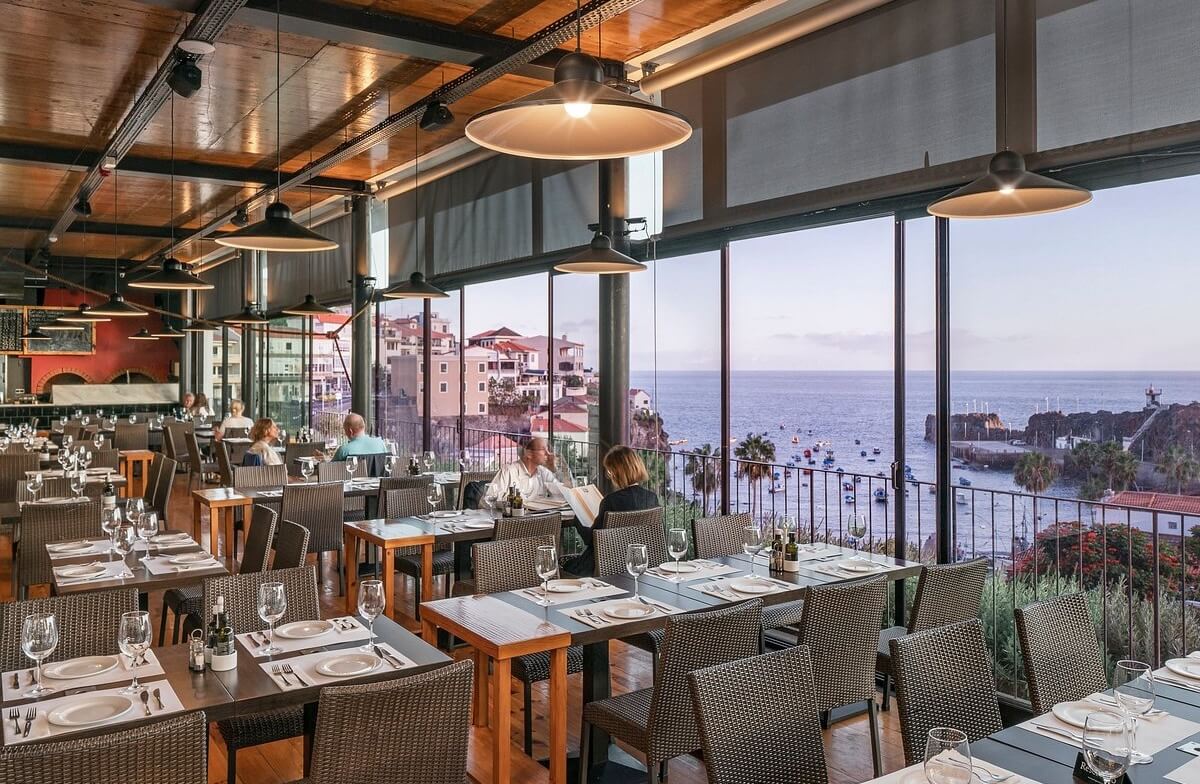 Vue sur Câmara de Lobos depuis Vila do Peixe