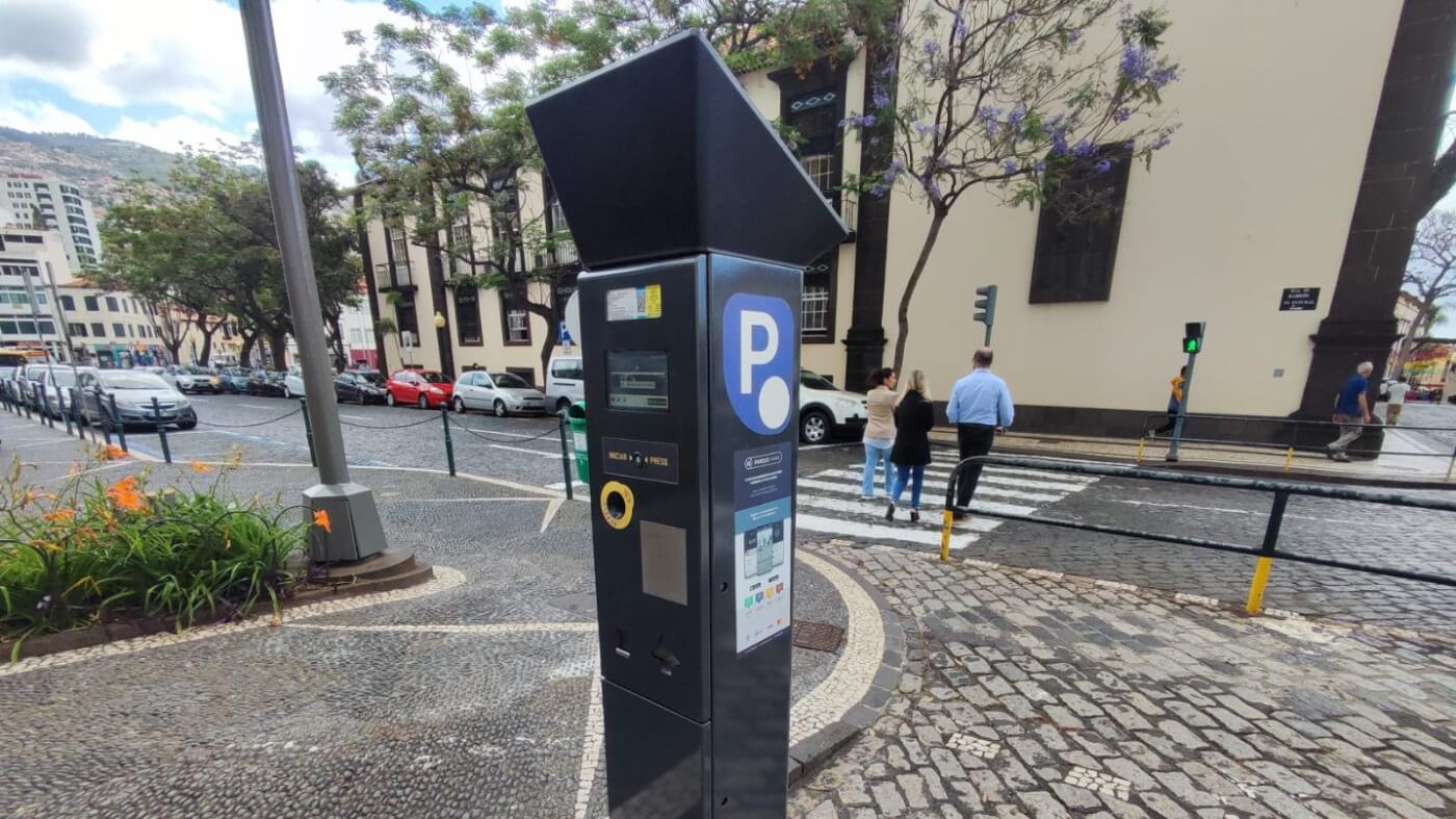 Horodateurs indiquant les zones de stationnement payant à Funchal